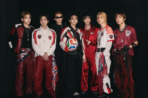 BTS com uniforme esportivo, edição especial Copa do Mundo